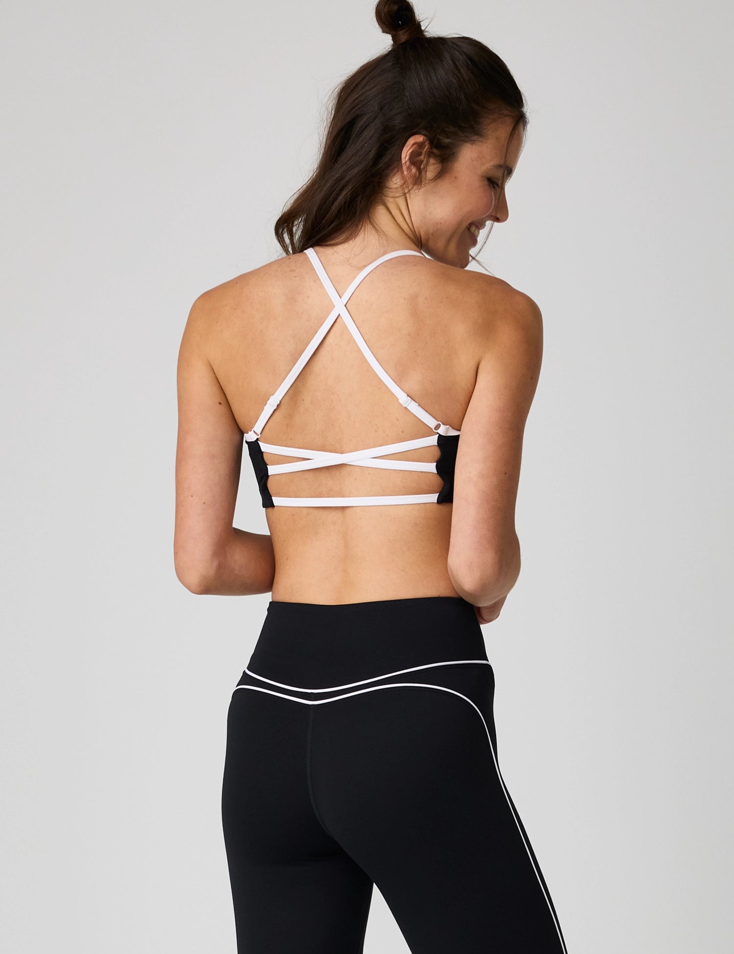 VALEBRA001-Black_1500x2000_USP04.webp